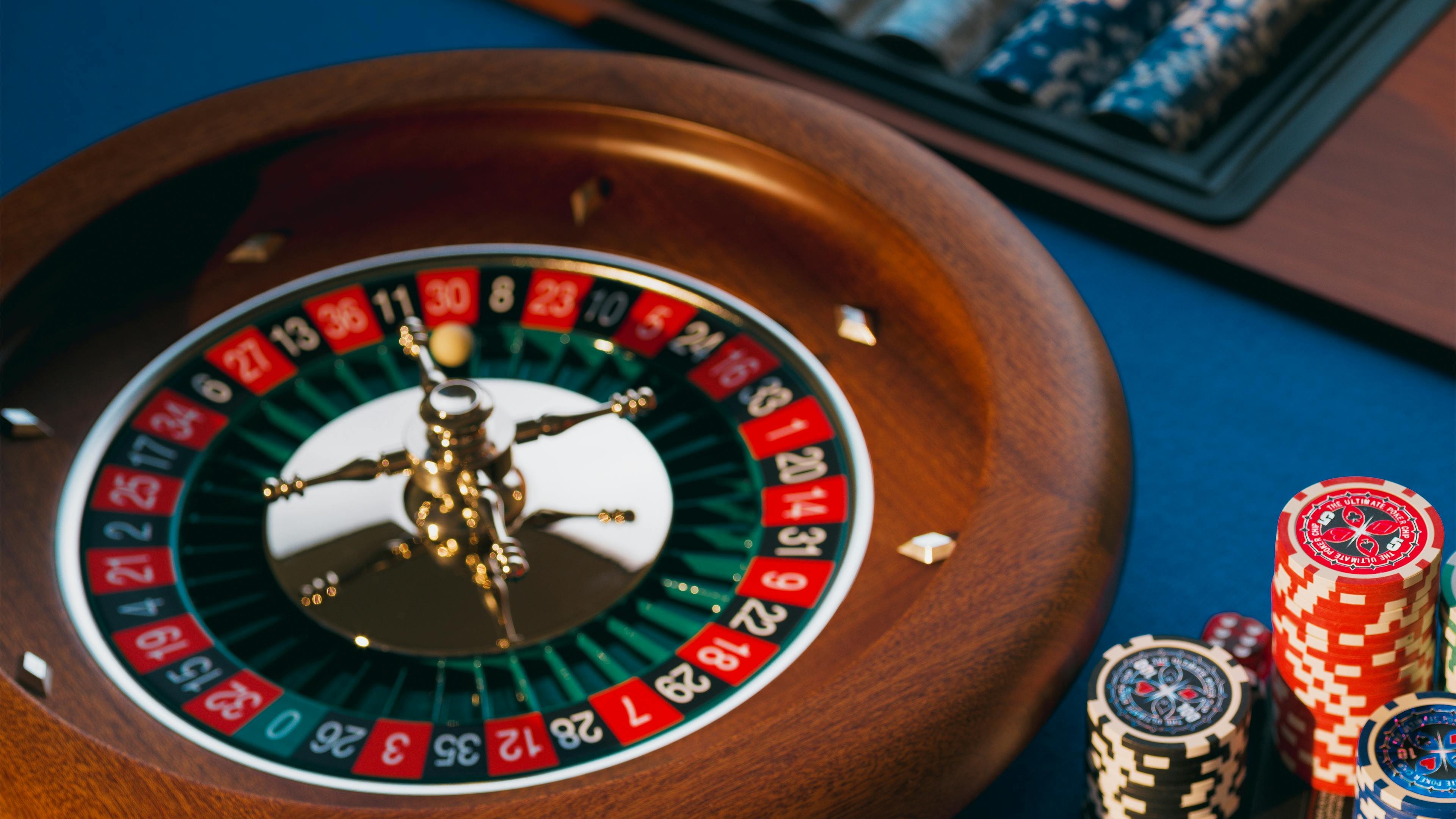 Tampilan live roulette studio dengan dealer profesional di aplikasi jala 77